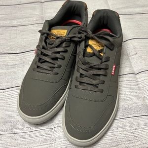New mens Levi’s shoes size 13